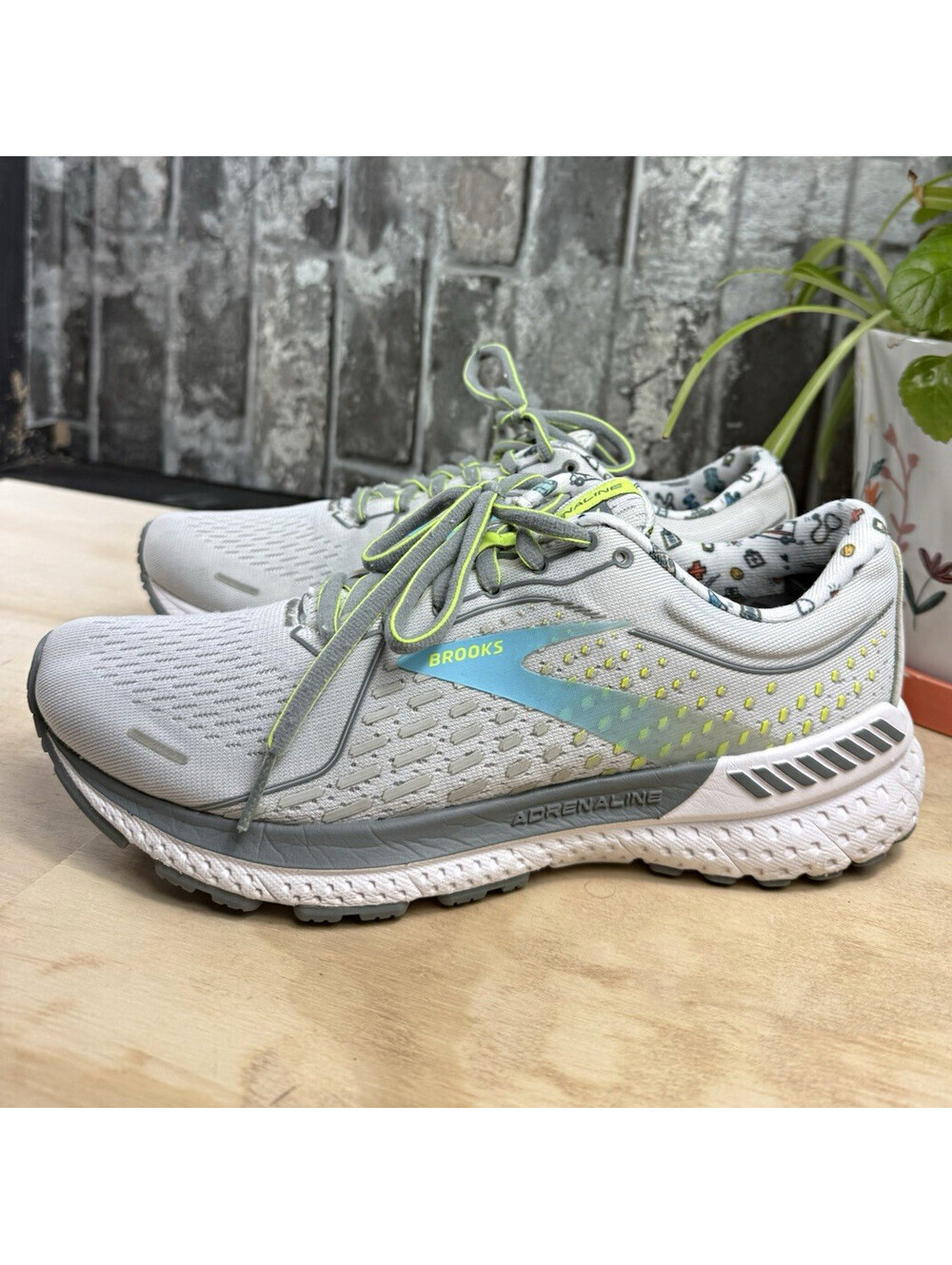Brooks Nurse sneakers Adrenaline Women’s Gray/Blue/Yellow Low Top Lace-Up Logo